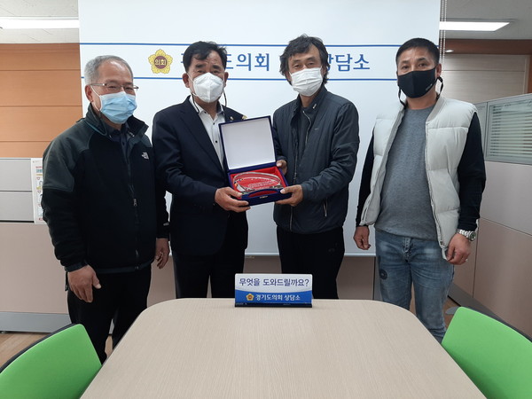 ▲ 죽산면 마을 주민들로부터 감사패 전수받는 백승기 의원.