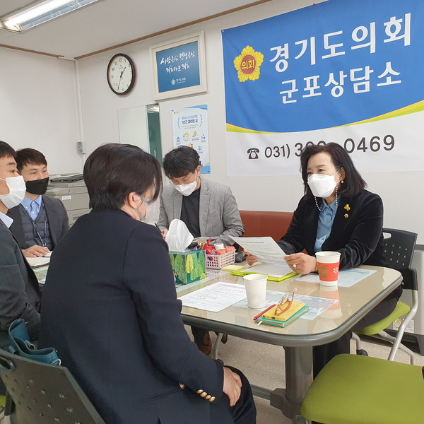 ▲ 경기도교육청 유아교육과 관계자들과 논의 가지는 정윤경 의원.