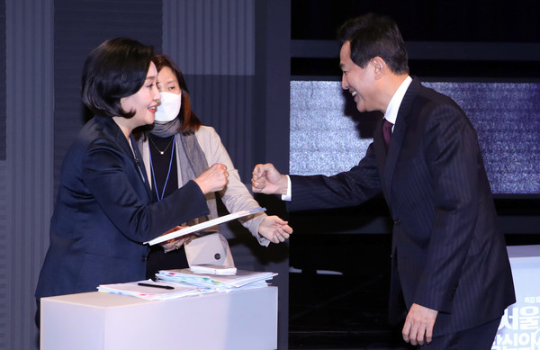 ▲ 박영선, 오세훈 후보가 TV토론회에 앞서 인사하고 있다. /뉴시스