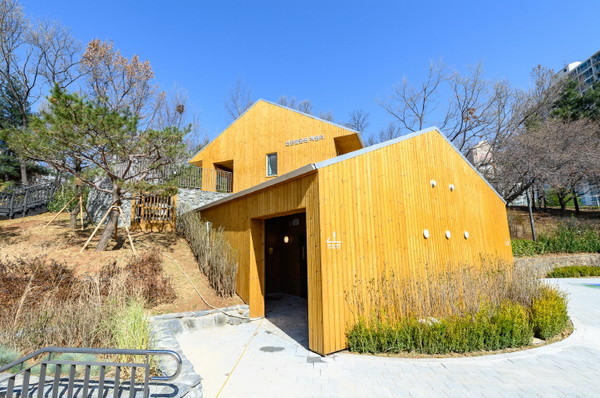 ▲ 넘은들 공원 책 쉼터 전경.