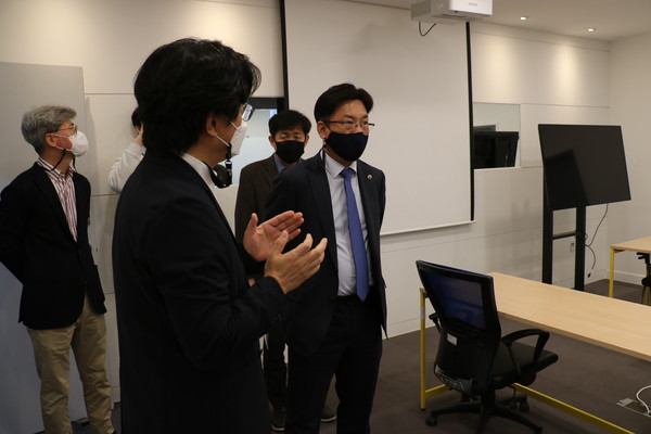 ▲ 콘텐츠 지원 사업 현장 방문한 최만식 위원장.