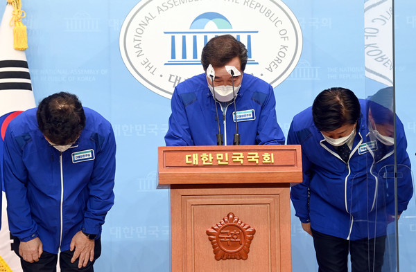 ▲ 고개숙여 인사하는 이낙연 상임선대위원장. /뉴시스