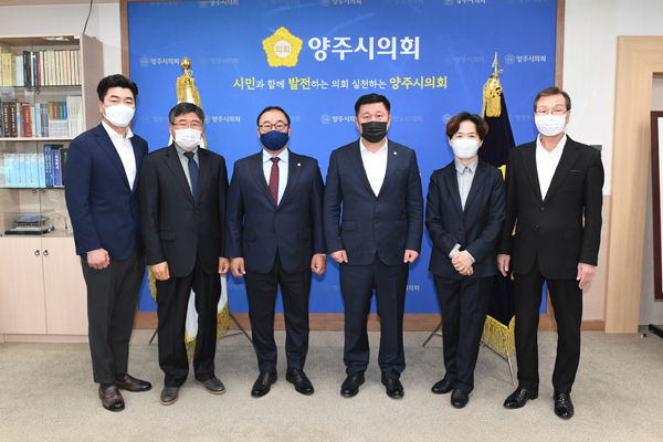 ▲ 정덕영 양주시의회 의장이 홍성표 결산검사 대표위원을 비롯한 결산검사 위원들과 함께 기념촬영을 하고 있다. 왼쪽부터 이현호 위원, 조진제 위원, 홍성표 대표위원, 정덕영 의장, 오명화 위원, 김인철 위원.