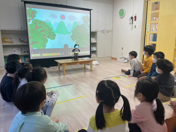 ▲ 로봇 '리쿠' 구연동화 듣는 아이들.