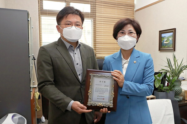 ▲ 감사패 수여받은 윤미근 의원.