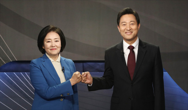 ▲ 토론회 시작 전 포즈 취하는 박영선 후보-오세훈 후보. /뉴시스