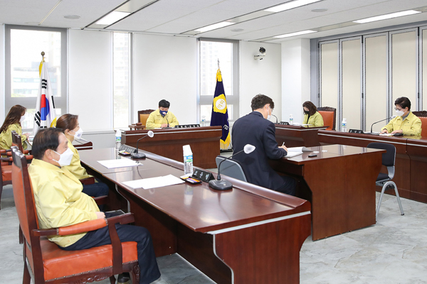▲ 의회운영위원회에서 제228회 임시회 일정을 논의하고 있다.