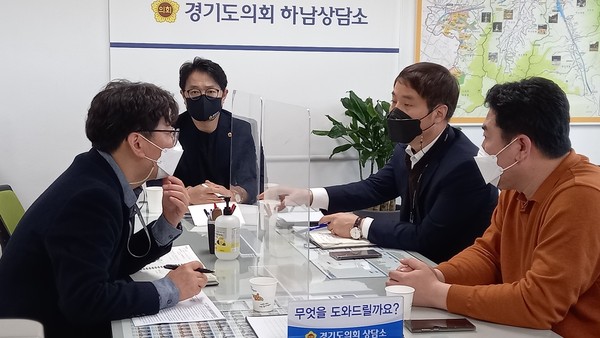 ▲경기도교육청 G-스포츠클럽 담당자 정담회 가지는 추민규 의원.