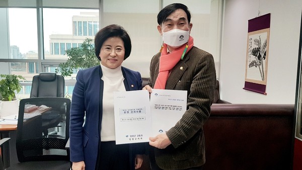 ▲ 서울~양평 고속도로 예타통과 건의서 전달 모습.