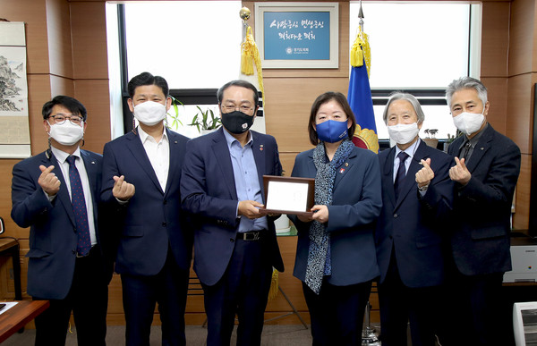 ▲ 경기도사회복지협의회로부터 감사패 받은 문경희 부의장.