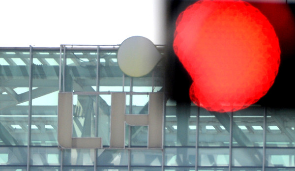 ▲ 한국토지주택공사 전북지역본부 건물 앞 신호등에 빨간불이 켜져 있다. /뉴시스