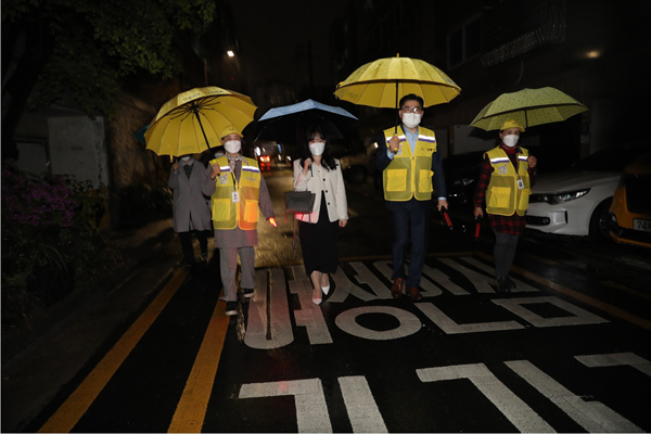 ▲ 여성안심스카우트 일일요원으로 안심귀갓길에 동행하는 이정훈 강동구청장.