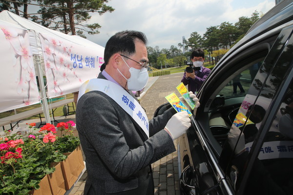 ▲ 성남 화훼 드라이브 스루 직거래 장터 참여한 윤창근 의장.