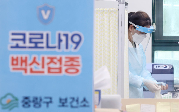 ▲ 서울 중랑구 보건소에서 의료진과 관계자들이 업무를 보고 있다. /뉴시스