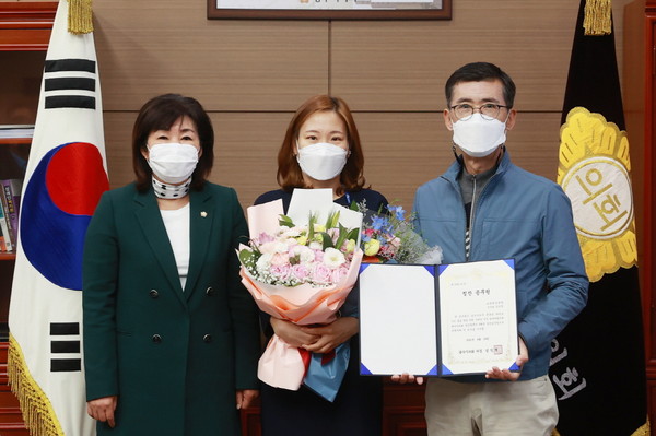 ▲ 4월 칭찬공무원으로 선정된 교육청소년과 김민정 주무관.
