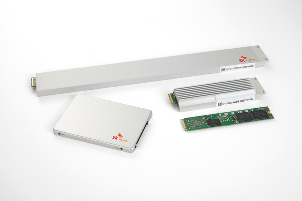 ▲ SK하이닉스 기업용 SSD 제품들 PE8111 E1.L, PE8110 E1.S, PE8110 M.2, SATA SE5110.