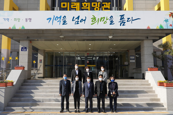 ▲ 안산시의회 박은경 의장을 비롯한 의원들이 14일 4.16민주시민교육원을 방문했다. 사진 위 왼쪽부터 시계방향으로 한명훈 나정숙 주미희 이경애 윤석진 추연호 박은경 김동수 의원의 모습.