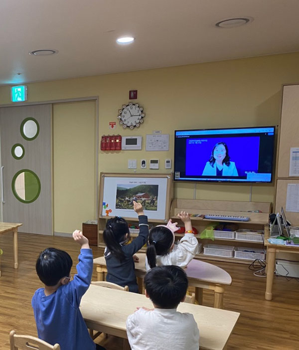 ▲ 지난 3월 어린이집에서 아이들이 온라인동영상으로 교육을 받고 있다.