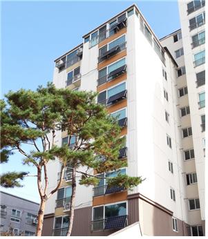 ▲ 동대문구 아파트에 설치된 베란다형 태양광 미니발전소.