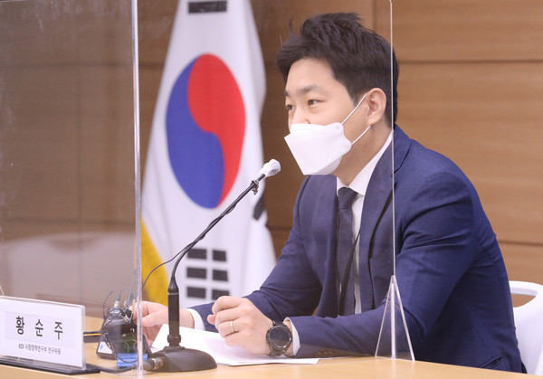 ▲ 황순주 KDI 연구위원이 공기업 부채와 공사채 문제의 개선방안 발표 모습. /뉴시스