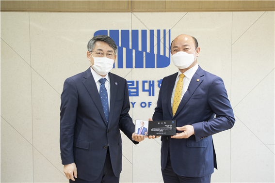▲ 황인구 서울시의원(右)이 19일 서울시립대학교에서 서순탁 서울시립대학교 총장(左)에게 감사패를 수여받았다.