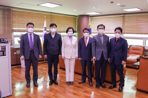 ▲ 안산시의회가 21일 의장실에 의회 30년사 발간을 위한 첫 편찬위원회를 개최했다. 사진 왼쪽부터 편찬위원으로 선임된 이용호 의회사무국장과 김태희 의회운영위원장, 박은경 의장, 유재균 한국산업기술원 지방자치연구소 부소장, 김두수 전 안산시의회 문화복지 전문위원, 윤석진 부의장의 모습.