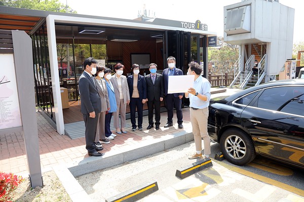 ▲ 안양예술공원 관광종합안내센터 찾은 보사환경위원회 위원들.