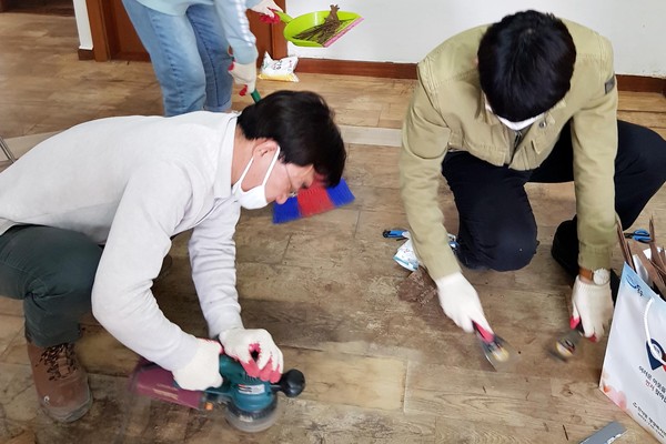 만석동 직원들 집수리 솔선