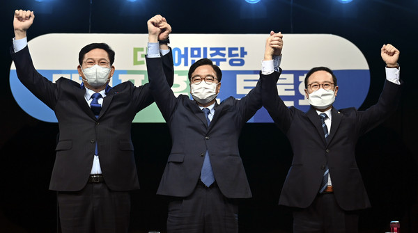 ▲ 더불어민주당 대표에 도전장을 던진 송영길·우원식·홍영표 후보가 19일 오후 광주 남구 광주 MBC 호남권 합동 방송토론회에 앞서 손을 맞잡고 기념사진을 찍고 있다. /뉴시스