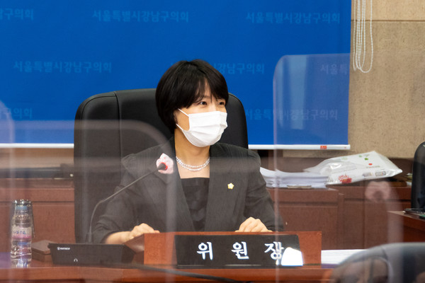 ▲ 회의를 진행 중인 이도희 민간위탁 운영 관련 특별위원회 위원장.