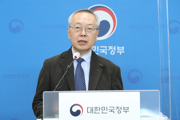 ▲ 브리핑 하는 김중곤 예방접종피해조사반장. /뉴시스