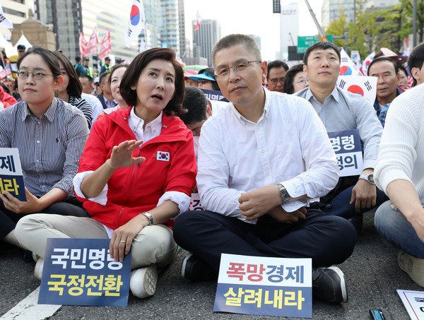 ▲ 대화하는 황교안 대표와 나경원 원내대표. /뉴시스