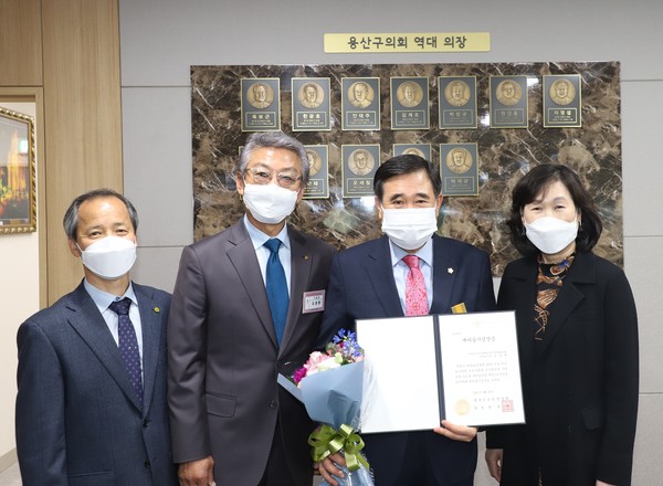 ▲ 용산구의회 김정재 의장 '새마을기념장증' 수상 기념사진.