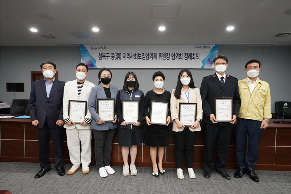 ▲ 위촉식 후 신규위원과 함께 기념사진을 찍고 있는 이승로 구청장(오른쪽 첫번째).