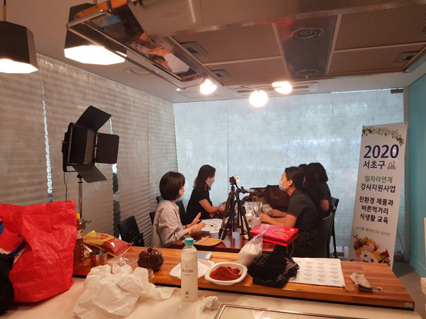 ▲ 2020년도 일자리연계 강사지원사업 모습 (비대면수업 촬영장면).