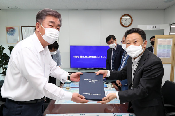 옹진군, ‘백령공항 예타 대상 선정 촉구’주민서명부, 공동건의문 기재부, 행안부 전달