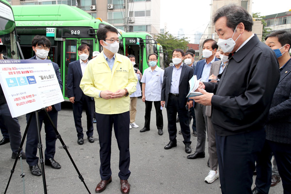 ▲ 필수노동자 관련해 이낙연 전 대표와 태진운수 방문한 정원오 성동구청장.