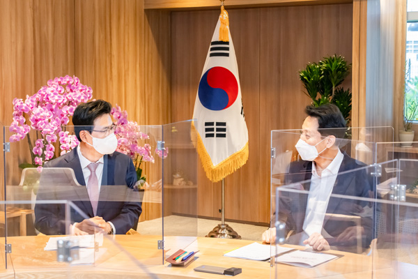 ▲ 서울시청에서 박성수 송파구청장이 오세훈 서울시장과 만나 지역 현안에 대한 지원을 요청하고 있다.