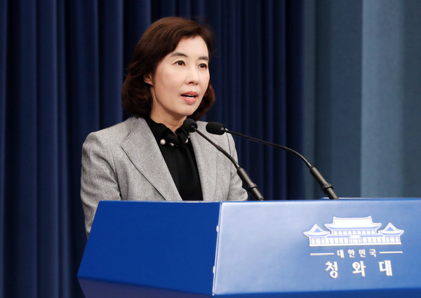 ▲ 박경미 청와대 대변인이 4일 오후 청와대 춘추관 대브리핑 룸에서 "문재인 대통령은 2019년 전단 배포에 대한 모욕죄와 관련하여 처벌 의사를 철회하도록 지시했다"고 브리핑을 하고 있다.