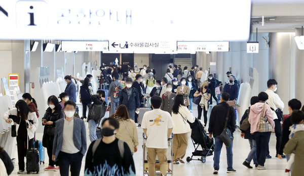 ▲ 사람들로 붐비는 김포국제공항. /뉴시스