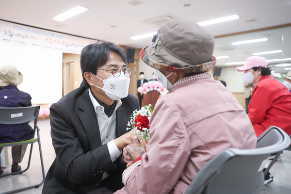 어르신 최고의 효도 선물...카네이션보다 ‘서구형’ 일자리