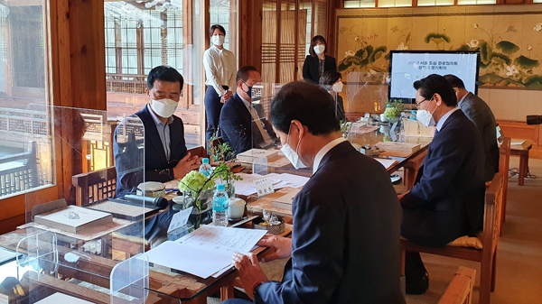 ▲ 이승로 서울 도심 관광협의회 회장(성북구청장, 왼쪽에서 첫 번째)이 회원구의 관광홍보 동영상 제작 및 공동협력사업 관련 의제를 발표하고 있다.