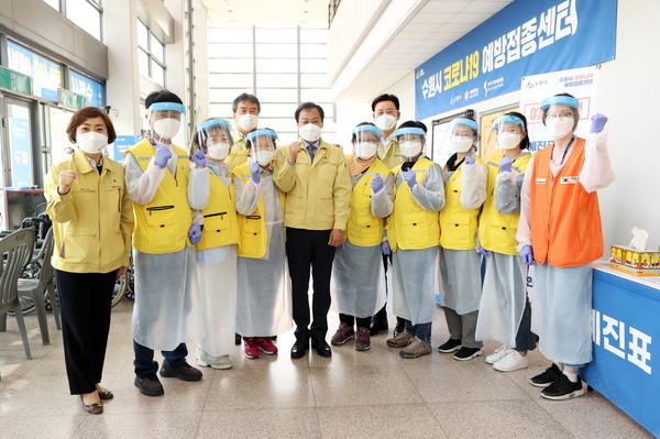 ▲ 코로나19 백신 접종현장 추진사항 점검하는 장현국 의장.