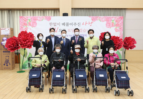 ▲ 어버이날 기념 실버카 전달식.