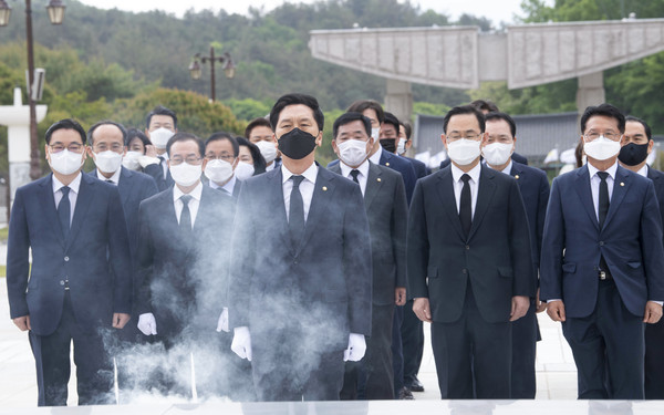 ▲ 김기현 국민의힘 당대표 권한대행 겸 원내대표가 7일 오전 광주 북구 운정동 국립5·18민주묘지 참배를 하고 있다. /뉴시스