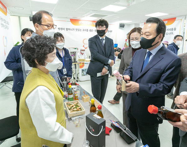▲ 서울강서시니어클럽에 방문해 어르신 일자리에 대해 설명을 듣고 있다.