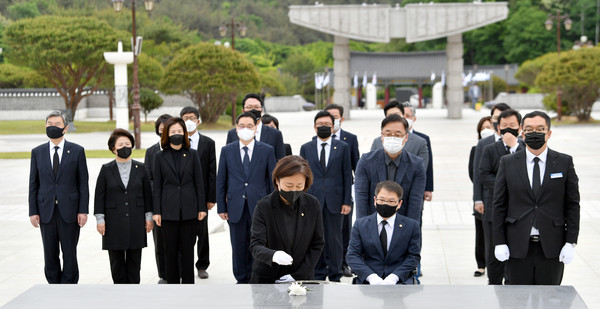 ▲ 민주묘지 참배하는 국민의힘 초선의원들. /뉴시스