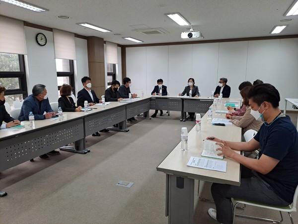 ▲ 남양주시 공공기관 유치 추진 현황 청취하는 문경희 부의장과 김경근 의원.