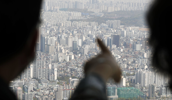 ▲ 서울스카이에서 바라본 서울 시내 아파트 단지. /뉴시스