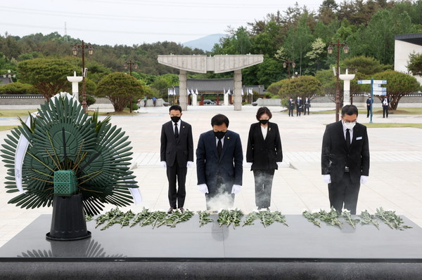 ▲ 국립 5.18 민주묘지 참배하는 장현국 의장 및 의장단.